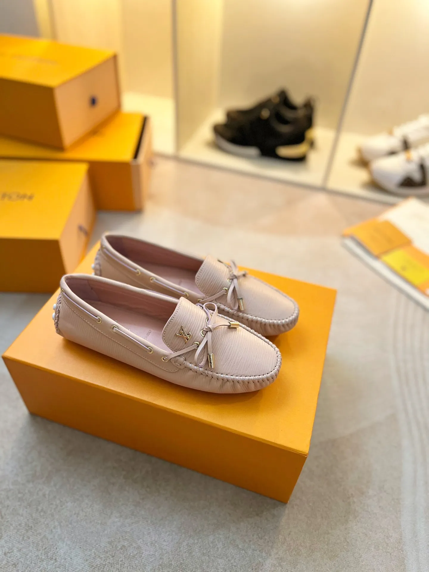 p460💰Couple model❤️🇫🇷 𝙇𝙤𝙪𝙞𝙨 𝙑𝙪𝙞𝙩𝙩𝙤𝙣 🇫🇷Louis Vuitton 2023 Classic𝓛𝓿 𝓣𝓻𝓪𝓲𝓷𝓮𝓻 Sports Series ➪➪➪¯ [Arizona Doudou Shoes Series] ▪️▪️▪️Arizona slip-on shoes are made of Monogram Eclipse canvas. Its hand-painted and dyed edges and hand-sewn uppers fully demonstrate Louis Vuitton's traditional shoemaking craftsmanship. This slip-on shoe is very lightweight. The integrated tongue and upper make it particularly comfortable and flexible. The soft outsole is equipped with rubber padding. Decorated with matching sash. Detailed features: ☑️Monogram Eclipse canvas ☑️Black Eclipse pattern ☑️Hand-painted shoe edges ☑️Hand-sewn uppers (each pair takes time to process) ☑️Integrated tongue and upper construction ☑️Outsole equipped with rubber lining ☑️size: 35_46